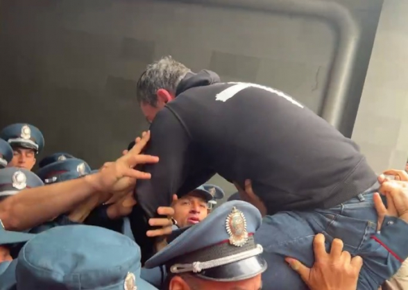 Ишхан Сагателян пробился через полицейский заслон (видео)